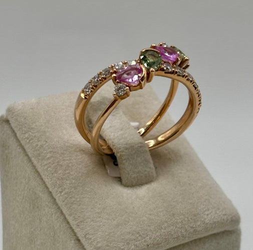 53 Bague croisée en or rose, saphirs roses et verts, diamants 58 Facettes 324/193