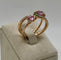 53 Bague croisée en or rose, saphirs roses et verts, diamants 58 Facettes 324/193