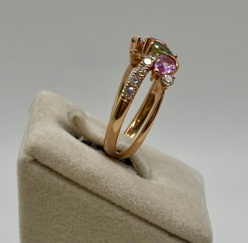 53 Bague croisée en or rose, saphirs roses et verts, diamants 58 Facettes 324/193