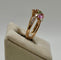 53 Bague croisée en or rose, saphirs roses et verts, diamants 58 Facettes 324/193