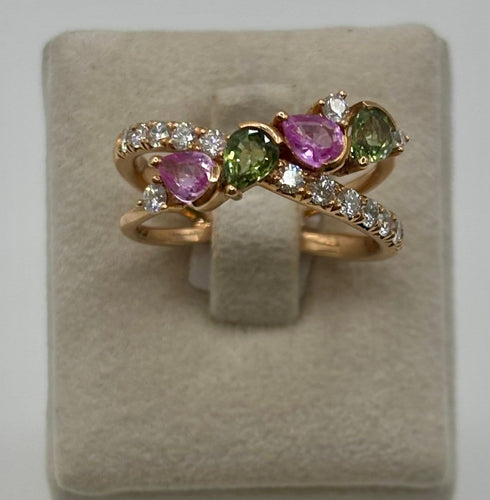 53 Bague croisée en or rose, saphirs roses et verts, diamants 58 Facettes 324/193
