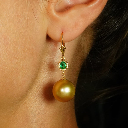 Boucles d'oreilles Boucles d'oreilles en or jaune, émeraudes, diamants et perles des Mers du Sud 58 Facettes E0038