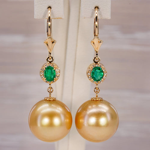 Boucles d'oreilles en or jaune, émeraudes, diamants et perles des Mers du Sud 58 Facettes E0038