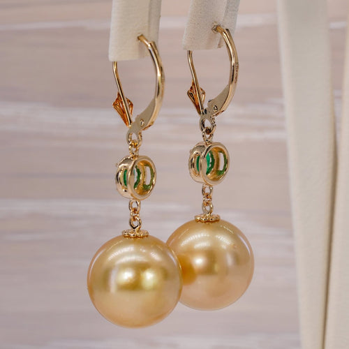Boucles d'oreilles Boucles d'oreilles en or jaune, émeraudes, diamants et perles des Mers du Sud 58 Facettes E0038