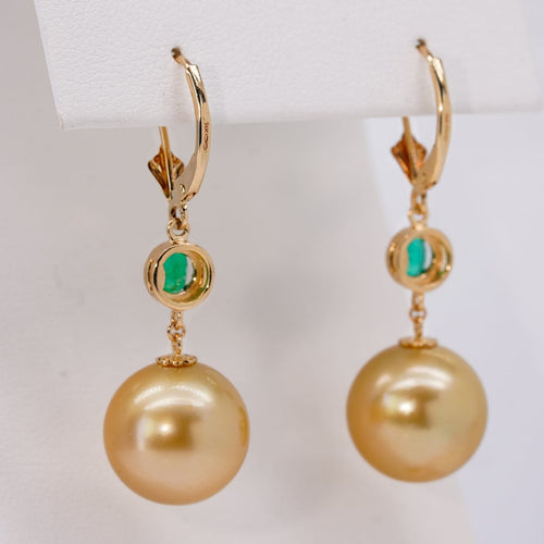 Boucles d'oreilles en or jaune, émeraudes, diamants et perles des Mers du Sud 58 Facettes E0038
