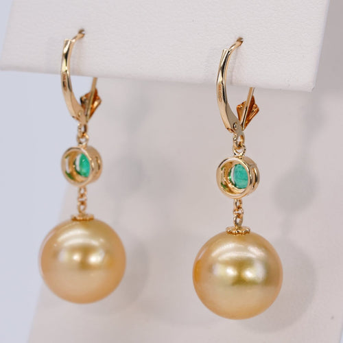 Boucles d'oreilles Boucles d'oreilles en or jaune, émeraudes, diamants et perles des Mers du Sud 58 Facettes E0038