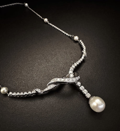 Collier en or blanc avec perle et diamants 58 Facettes COL80