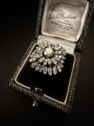 54 Bague florale années 60 en or blanc et diamants 58 Facettes ANE455 PP