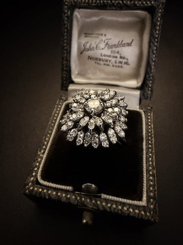 54 Bague florale années 60 en or blanc et diamants 58 Facettes ANE455 PP