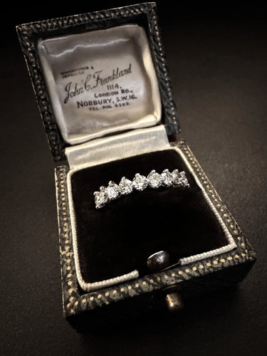 55 Tiffany & Co. - Bague alliance en or blanc et diamants 58 Facettes ANE4524  MT