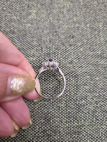 54 Bague en or blanc 18K, saphir bleu et 10 brillants 58 Facettes STBO112