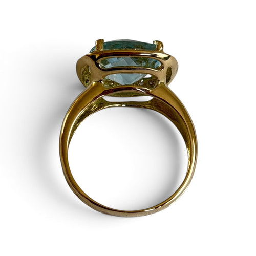 59 Bague cocktail en or jaune 18 carats, aigue-marine et diamants 58 Facettes 393