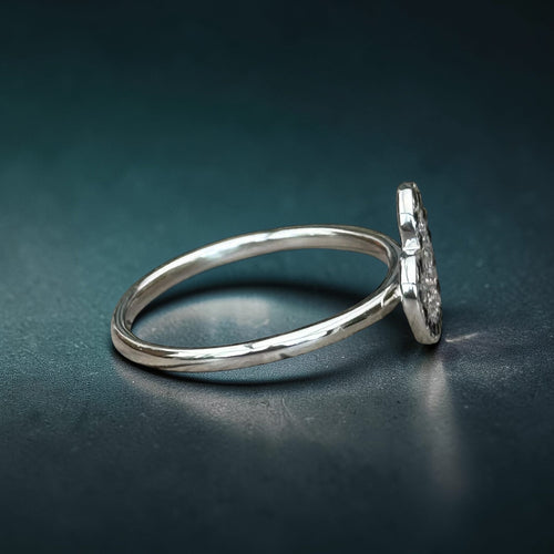 https://desbijouxenor.com/wp-content/uploads/2024/02/bague-coeur-diamants-saphirs-vanessa-tugendhaft-or-blanc-18k-cote-scaled.jpeg