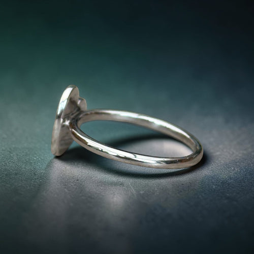 https://desbijouxenor.com/wp-content/uploads/2024/02/bague-coeur-diamants-saphirs-vanessa-tugendhaft-or-blanc-18k-profil-scaled.jpeg