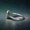 https://desbijouxenor.com/wp-content/uploads/2024/02/bague-coeur-diamants-saphirs-vanessa-tugendhaft-or-blanc-18k-profil-scaled.jpeg