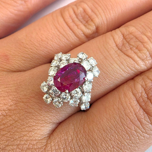 52 Bague en or blanc 18 ct, rubis et diamants 58 Facettes 274/26 E 159/26
