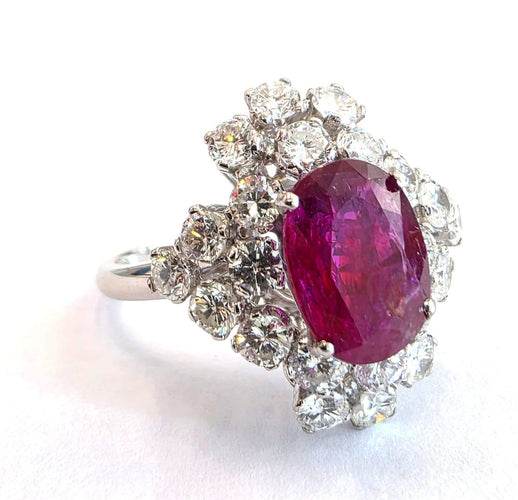 52 Bague en or blanc 18 ct, rubis et diamants 58 Facettes 274/26 E 159/26