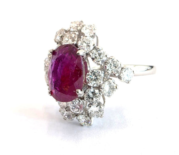 52 Bague en or blanc 18 ct, rubis et diamants 58 Facettes 274/26 E 159/26