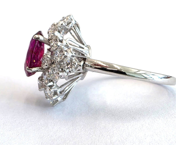 52 Bague en or blanc 18 ct, rubis et diamants 58 Facettes 274/26 E 159/26