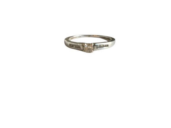 49 Bague solitaire en or blanc et diamants 58 Facettes 000567