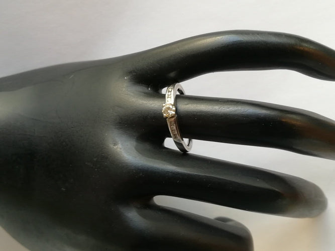 49 Bague solitaire en or blanc et diamants 58 Facettes 000567