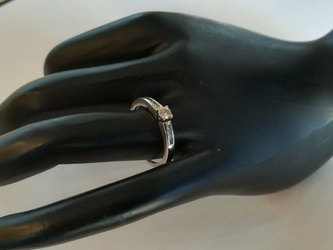 49 Bague solitaire en or blanc et diamants 58 Facettes 000567