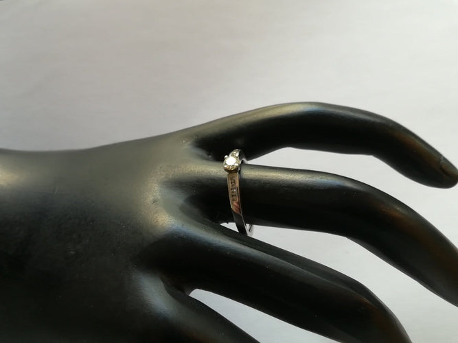 49 Bague solitaire en or blanc et diamants 58 Facettes 000567