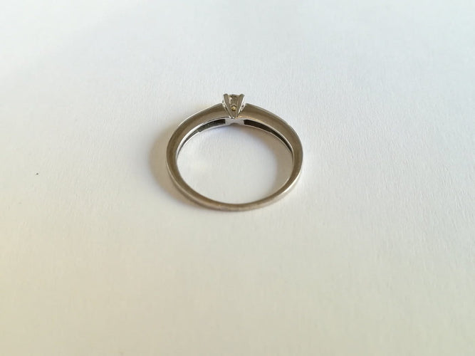 49 Bague solitaire en or blanc et diamants 58 Facettes 000567