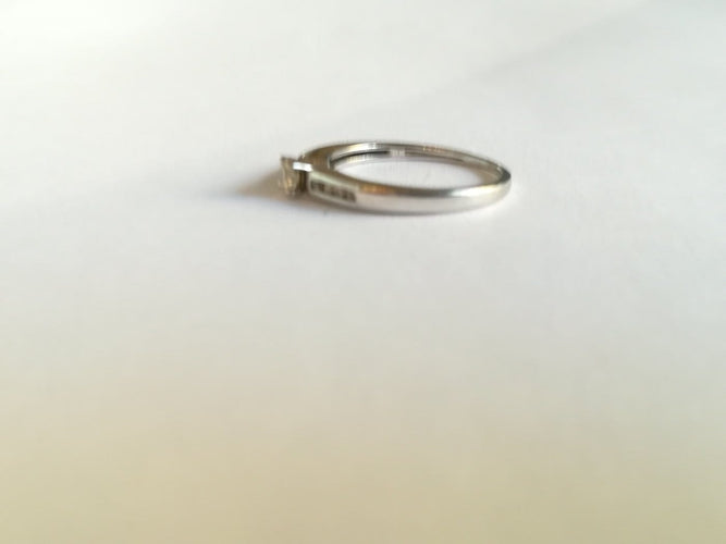 49 Bague solitaire en or blanc et diamants 58 Facettes 000567