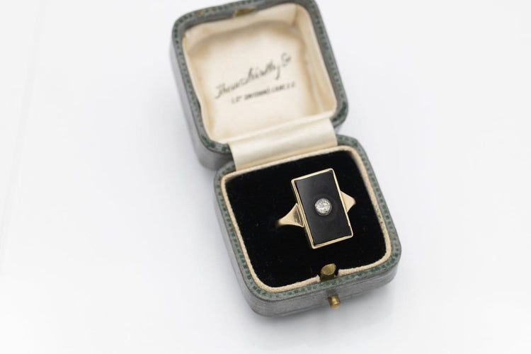 54 Bague ancienne Art déco en or jaune, onyx et diamant 58 Facettes 13453
