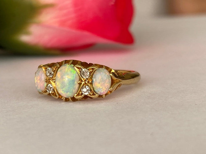 52 Bague édouardienne anglaise en or jaune 18 ct, opales et diamants 58 Facettes ring