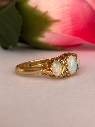 52 Bague édouardienne anglaise en or jaune 18 ct, opales et diamants 58 Facettes ring