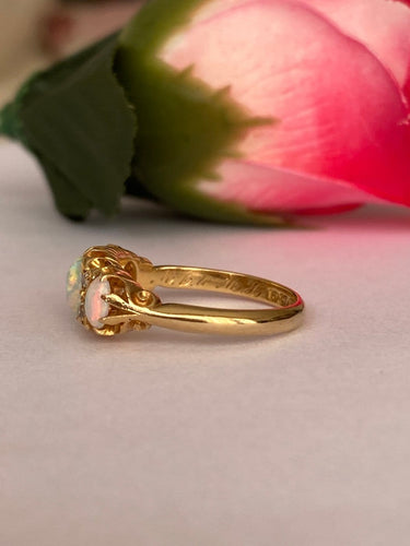52 Bague édouardienne anglaise en or jaune 18 ct, opales et diamants 58 Facettes ring