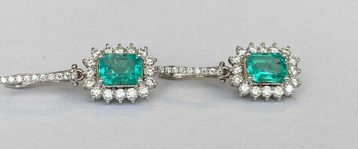ALGT - Boucles d'oreilles pendantes en or blanc, émeraudes et diamants 58 Facettes earrings