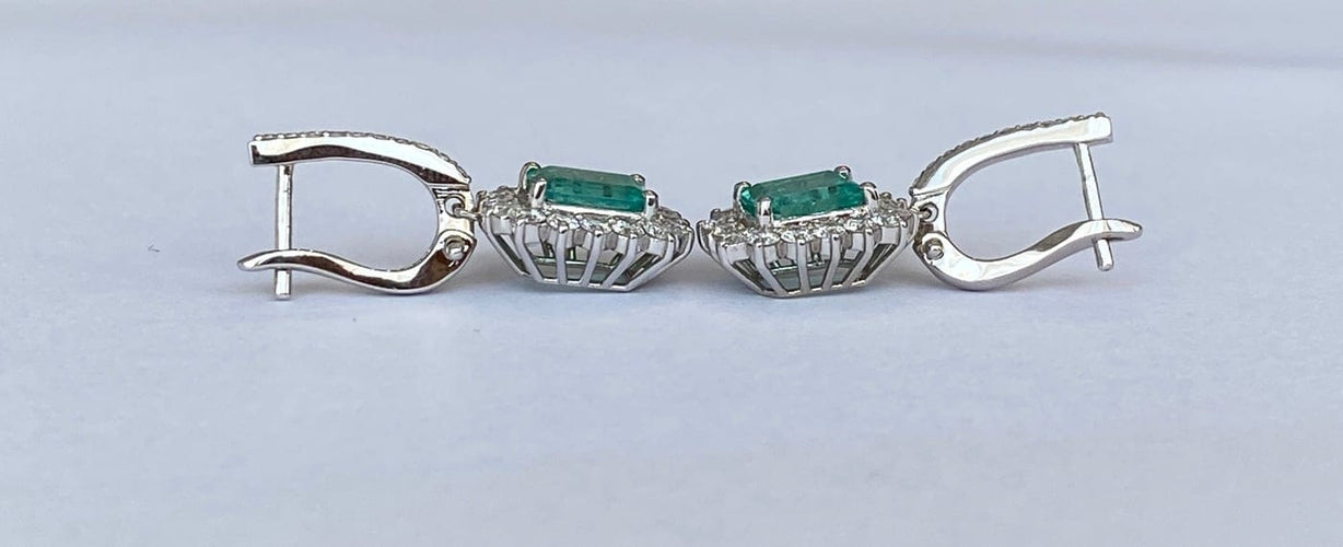 ALGT - Boucles d'oreilles pendantes en or blanc, émeraudes et diamants 58 Facettes earrings
