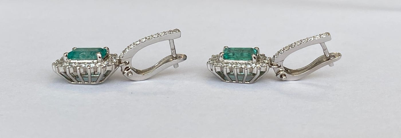 ALGT - Boucles d'oreilles pendantes en or blanc, émeraudes et diamants 58 Facettes earrings