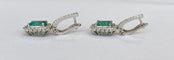 ALGT - Boucles d'oreilles pendantes en or blanc, émeraudes et diamants 58 Facettes earrings
