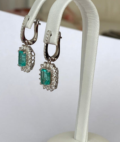 ALGT - Boucles d'oreilles pendantes en or blanc, émeraudes et diamants 58 Facettes earrings