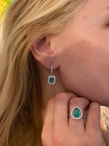 ALGT - Boucles d'oreilles pendantes en or blanc, émeraudes et diamants 58 Facettes earrings