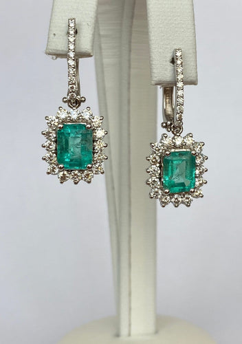 ALGT - Boucles d'oreilles pendantes en or blanc, émeraudes et diamants 58 Facettes earrings