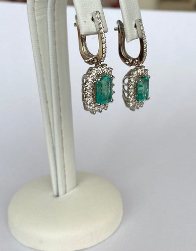 ALGT - Boucles d'oreilles pendantes en or blanc, émeraudes et diamants 58 Facettes earrings