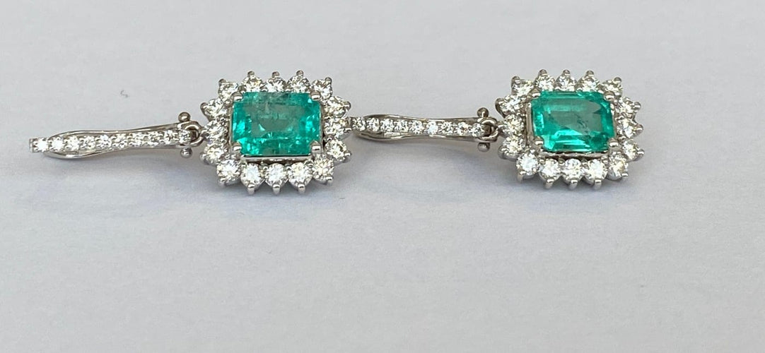 ALGT - Boucles d'oreilles pendantes en or blanc, émeraudes et diamants 58 Facettes earrings