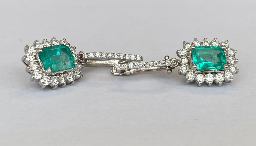 ALGT - Boucles d'oreilles pendantes en or blanc, émeraudes et diamants 58 Facettes earrings