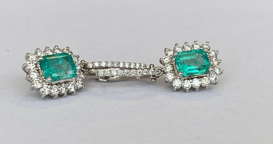 ALGT - Boucles d'oreilles pendantes en or blanc, émeraudes et diamants 58 Facettes earrings