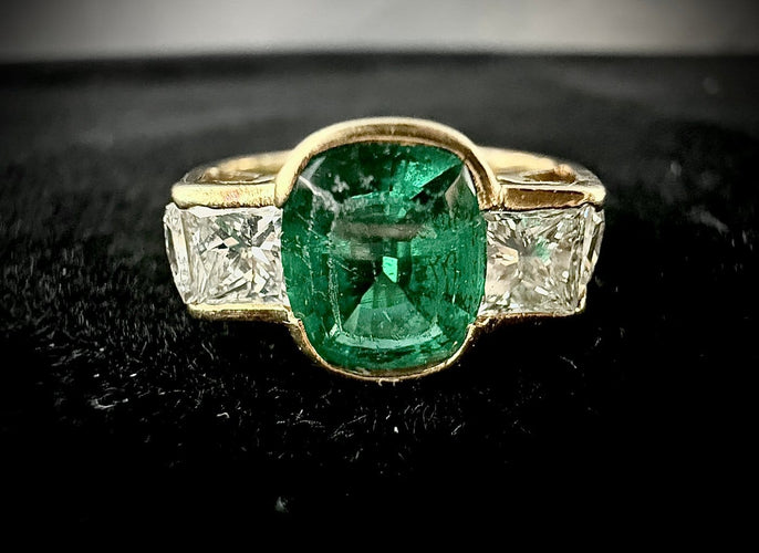 58 Bague en or jaune avec émeraude ovale et diamants princesse 58 Facettes Bague 002