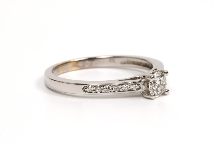 Bague 57 Bague contemporaine en or blanc 18 carats et diamants 58 Facettes 21756
