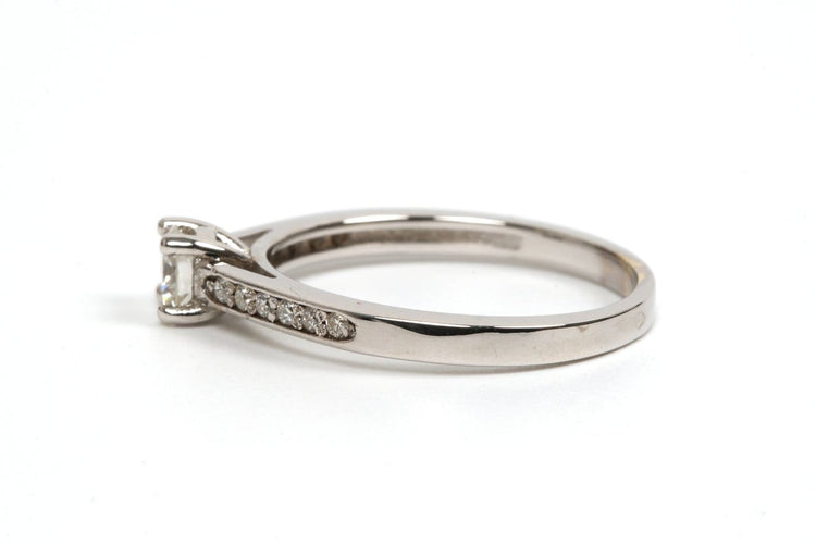 Bague 57 Bague contemporaine en or blanc 18 carats et diamants 58 Facettes 21756