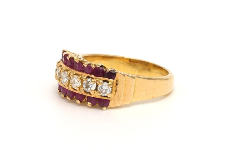 50 Bague contemporaine en or jaune 18 carats, rubis et diamants 58 Facettes 18669