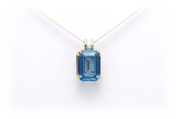 Pendentif Pendentif contemporain en or jaune 18 carats, topaze bleu suisse et diamants 58 Facettes 17864