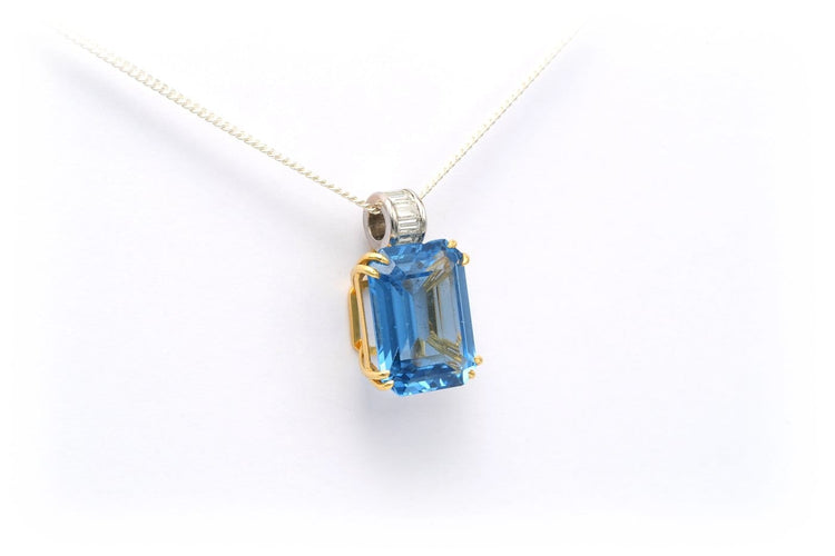 Pendentif Pendentif contemporain en or jaune 18 carats, topaze bleu suisse et diamants 58 Facettes 17864